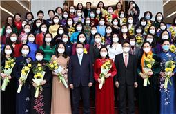 Thủ tướng Phạm Minh Chính gặp mặt đại diện nữ lãnh đạo, quản lý, trí thức và văn nghệ sĩ tiêu biểu